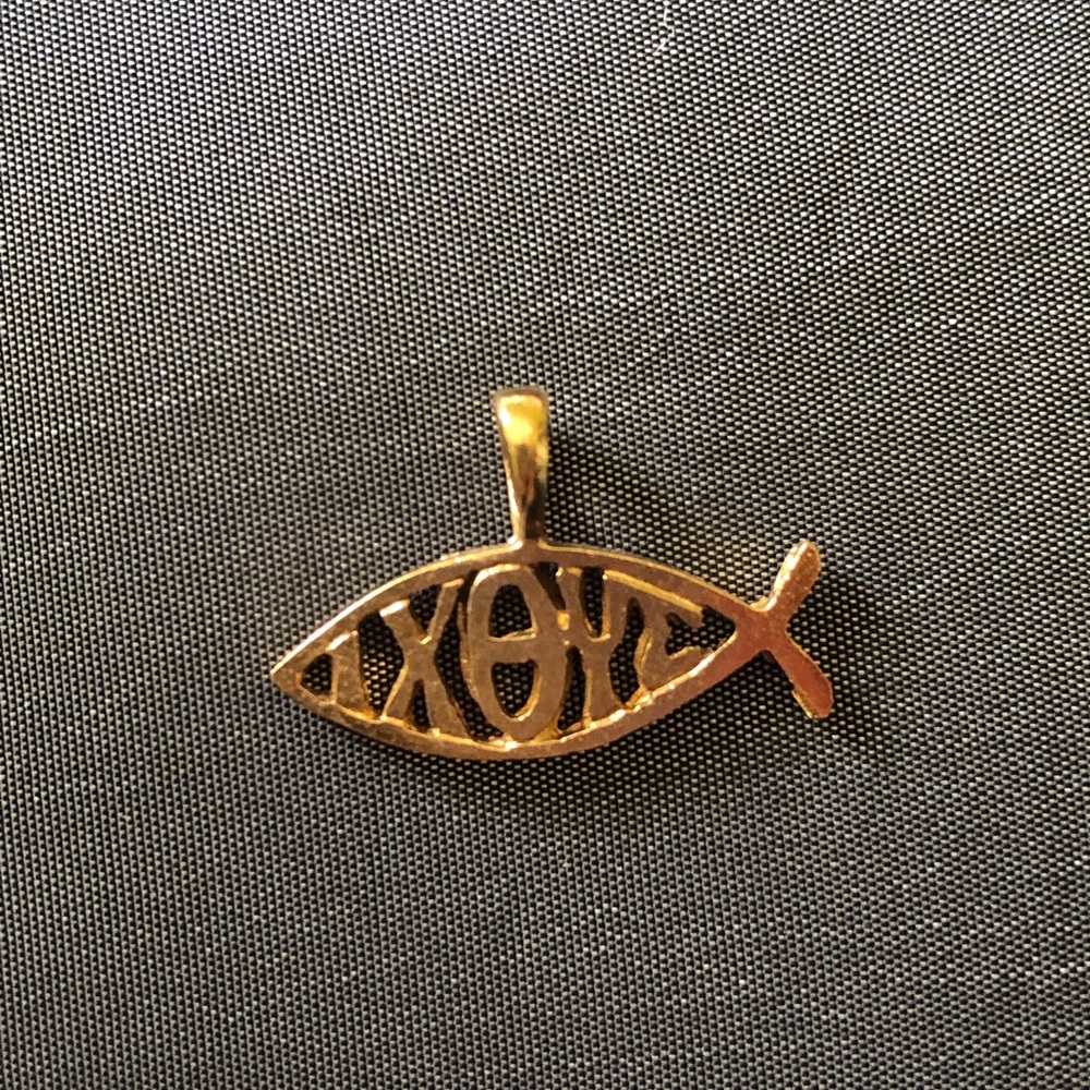 ✨Beautiful fish golden charm✨